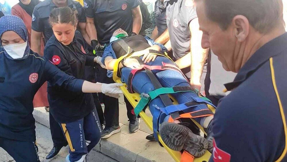 Elazığ’da otomobil yayaların arasına daldı: 3 yaralı