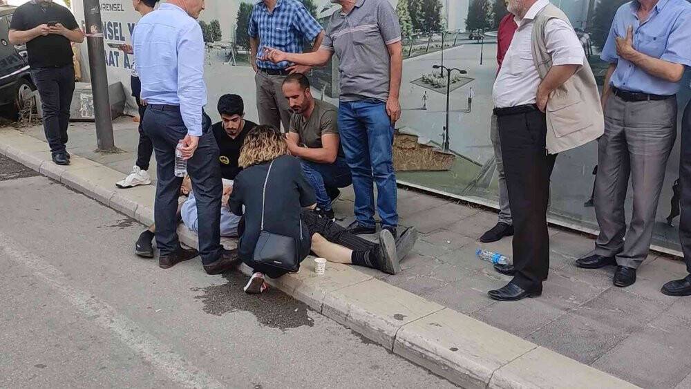 Elazığ’da otomobil yayaların arasına daldı: 3 yaralı