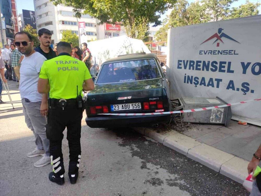 Elazığ’da otomobil yayaların arasına daldı: 3 yaralı