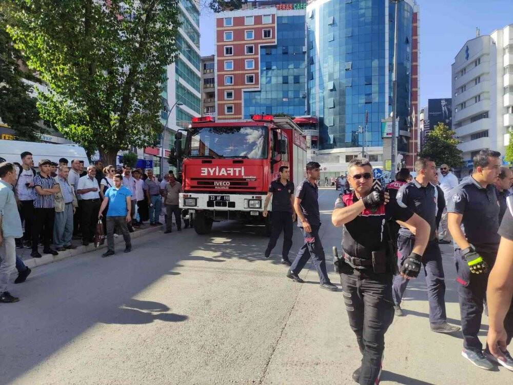 Elazığ’da otomobil yayaların arasına daldı: 3 yaralı