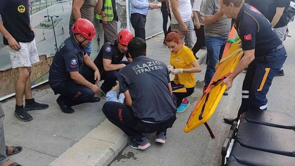 Elazığ’da otomobil yayaların arasına daldı: 3 yaralı