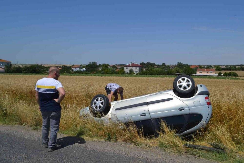 Eşek arısının camından girdiği otomobil takla attı: 3 yaralı