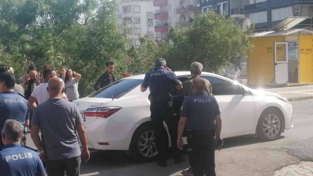 Eşinin uzaklaştırma kararı aldırdığı adam çatıya çıktı