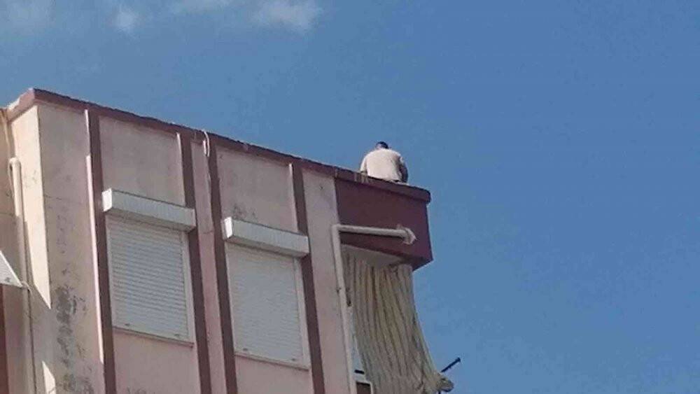 Eşinin uzaklaştırma kararı aldırdığı adam çatıya çıktı