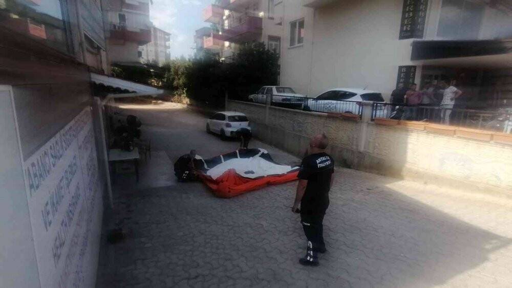 Eşinin uzaklaştırma kararı aldırdığı adam çatıya çıktı