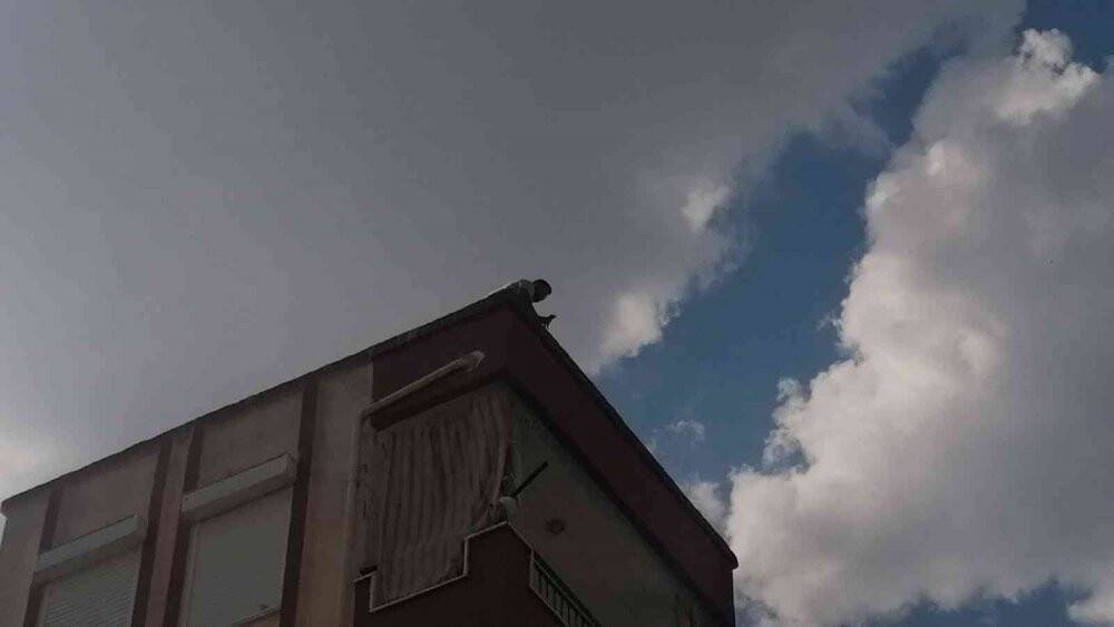 Eşinin uzaklaştırma kararı aldırdığı adam çatıya çıktı