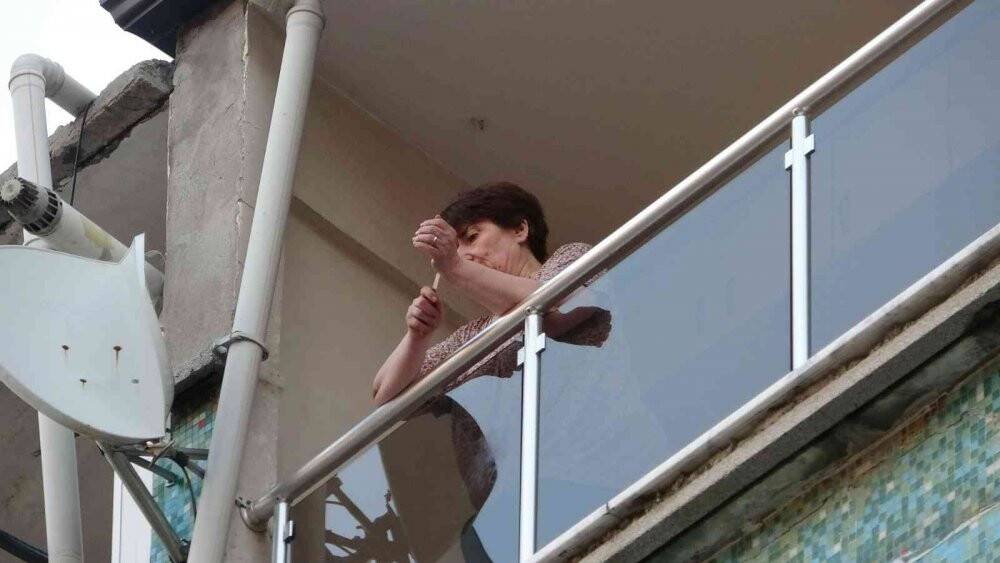 Evdeki her şeyi balkondan böyle attı