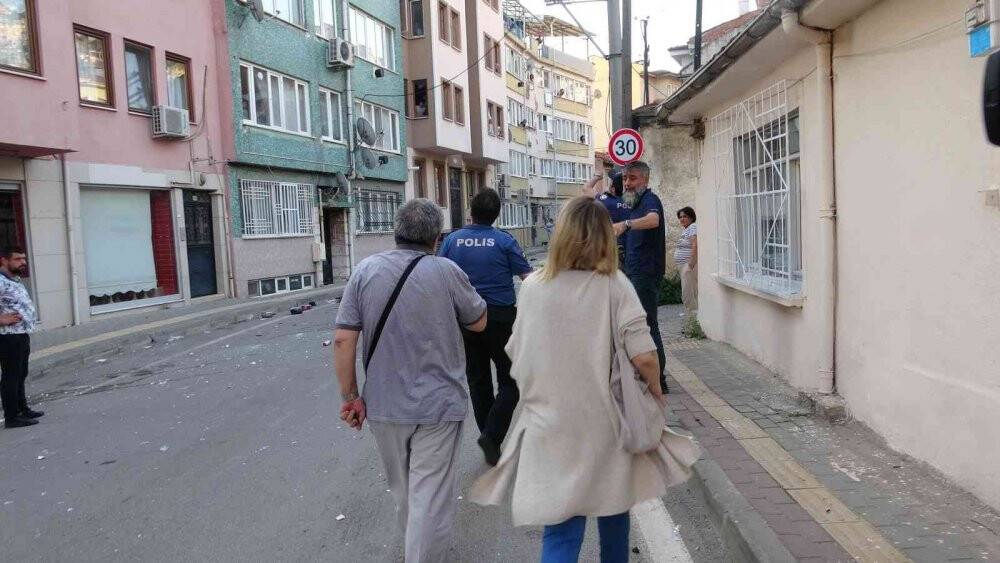 Evdeki her şeyi balkondan böyle attı