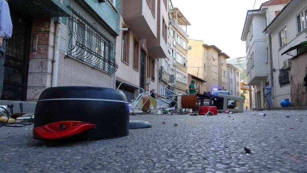 Evdeki her şeyi balkondan böyle attı