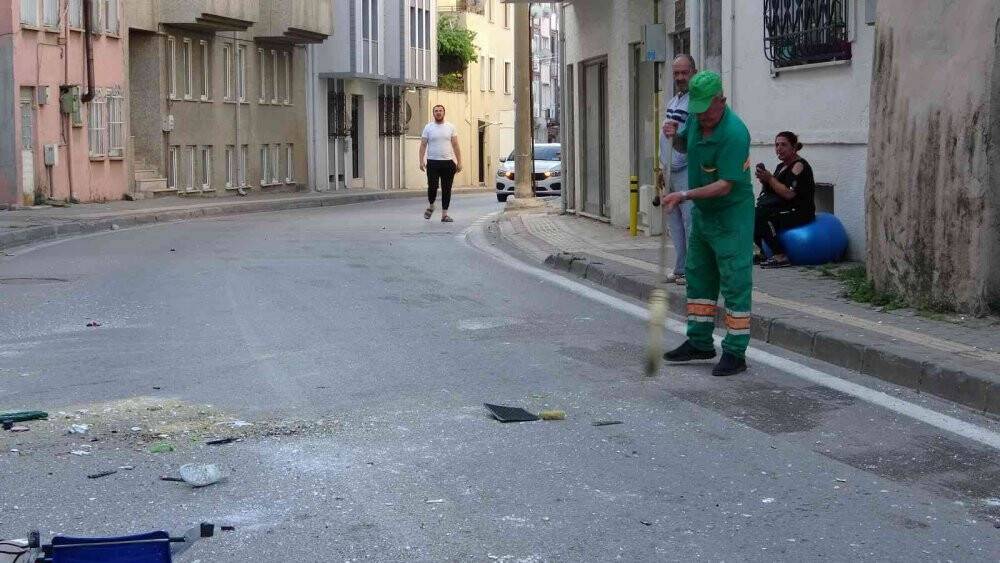 Evdeki her şeyi balkondan böyle attı