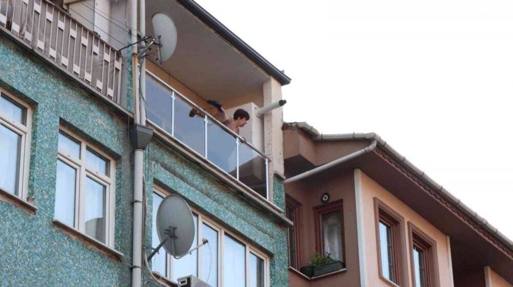 Evdeki her şeyi balkondan böyle attı