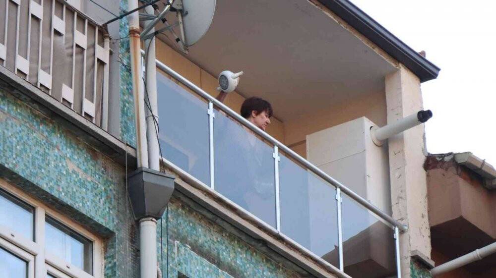 Evdeki her şeyi balkondan böyle attı