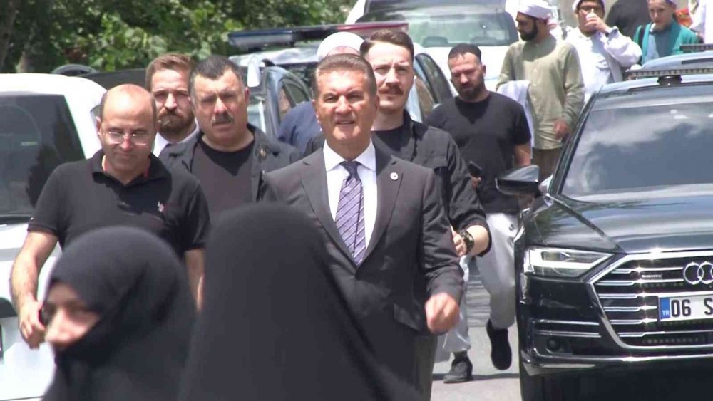 Mustafa Sarıgül’den vefat eden Mahmut Ustaosmanoğlu’nun evine taziye ziyareti