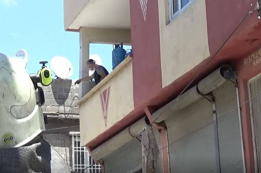 Mutfak tüpüyle balkona çıktı, mahalleye panik yaşattı