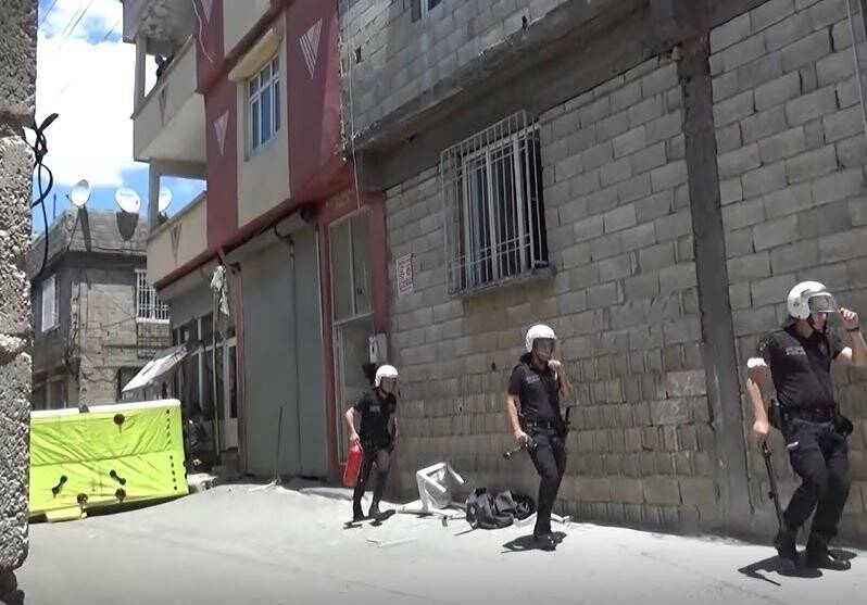 Mutfak tüpüyle balkona çıktı, mahalleye panik yaşattı