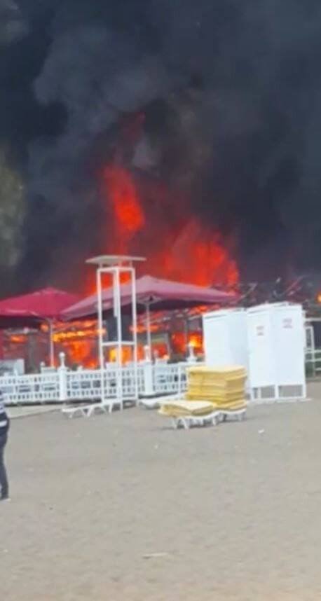 Plaj işletmesi alev topuna döndü