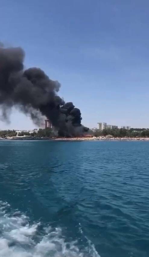 Plaj işletmesi alev topuna döndü