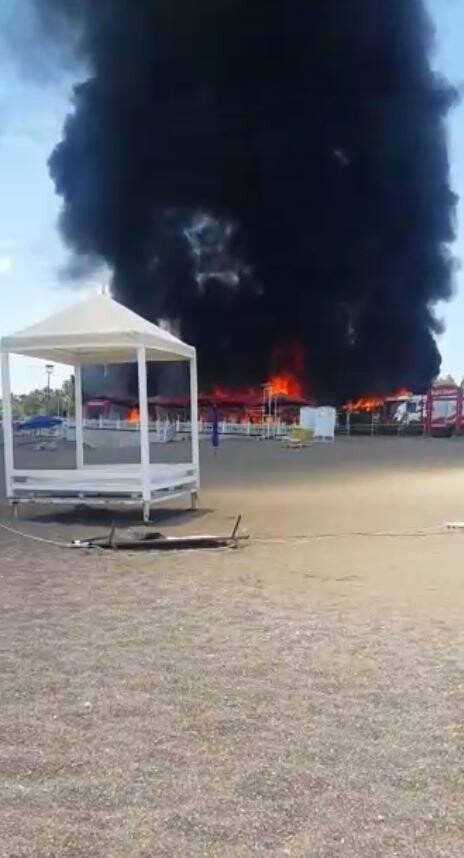 Plaj işletmesi alev topuna döndü