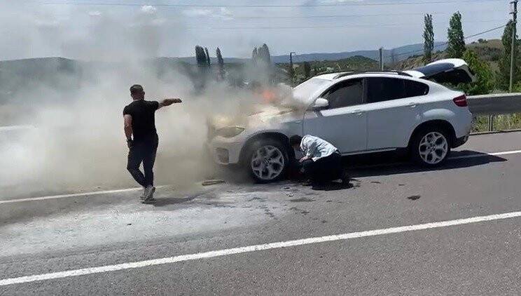 Seyir halindeki otomobil alev alev yandı