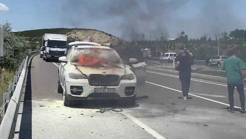 Seyir halindeki otomobil alev alev yandı