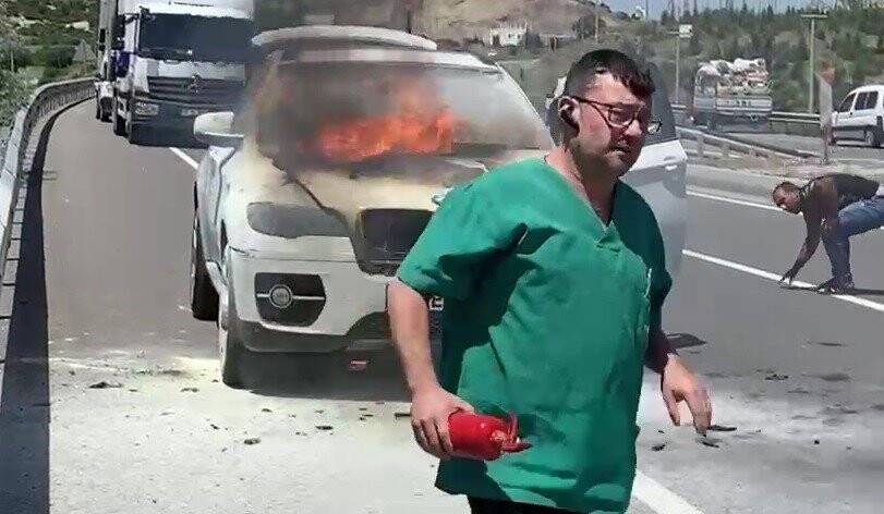 Seyir halindeki otomobil alev alev yandı