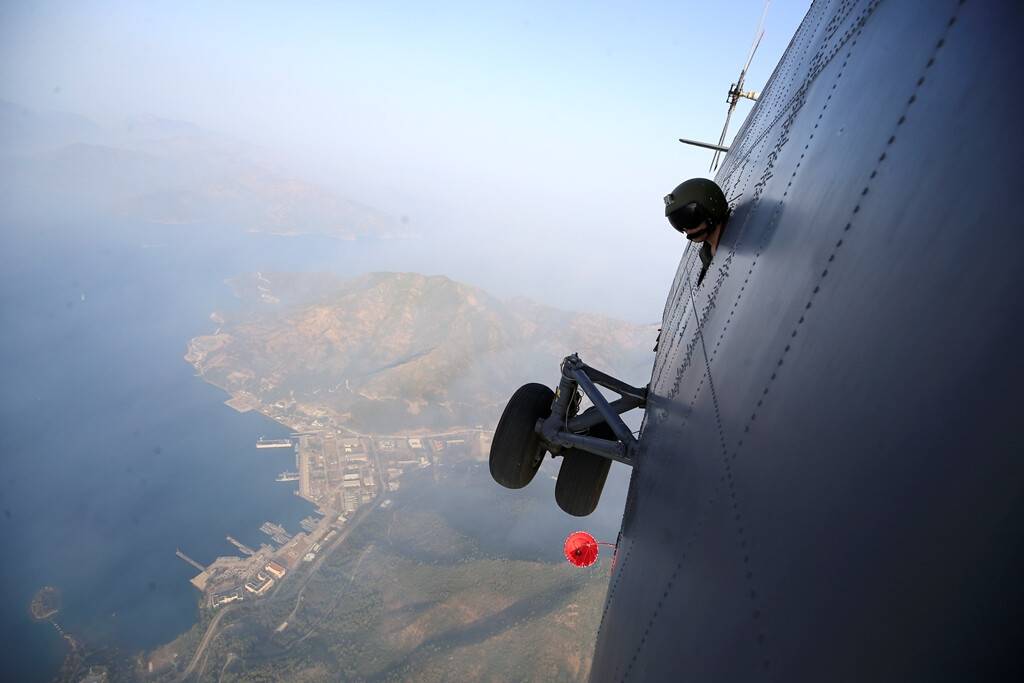 aa-20220624-28242799-28242770-dunyanin-en-buyuk-helikopterlerinden-mi26nin-marmariste-yanginla-mucadelesi-goruntulendi.jpg