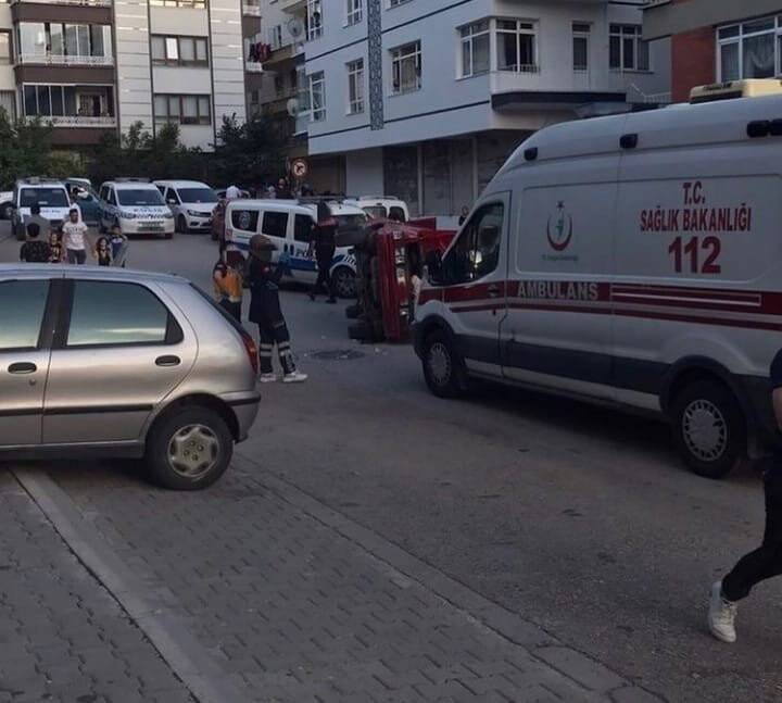 Ankara’da kavga: Mahalleli otomobili devirdi