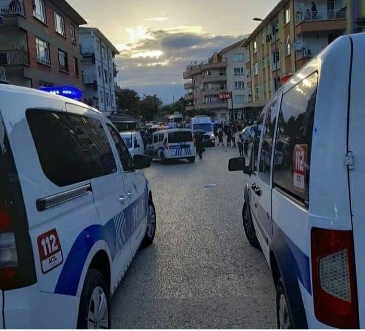 Ankara’da kavga: Mahalleli otomobili devirdi