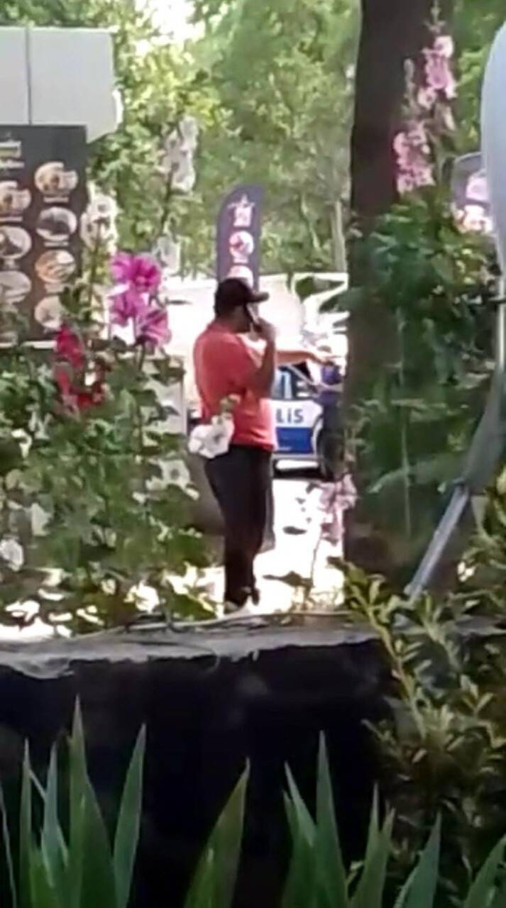 Başına silah dayayan şahsı polisler ikna etti