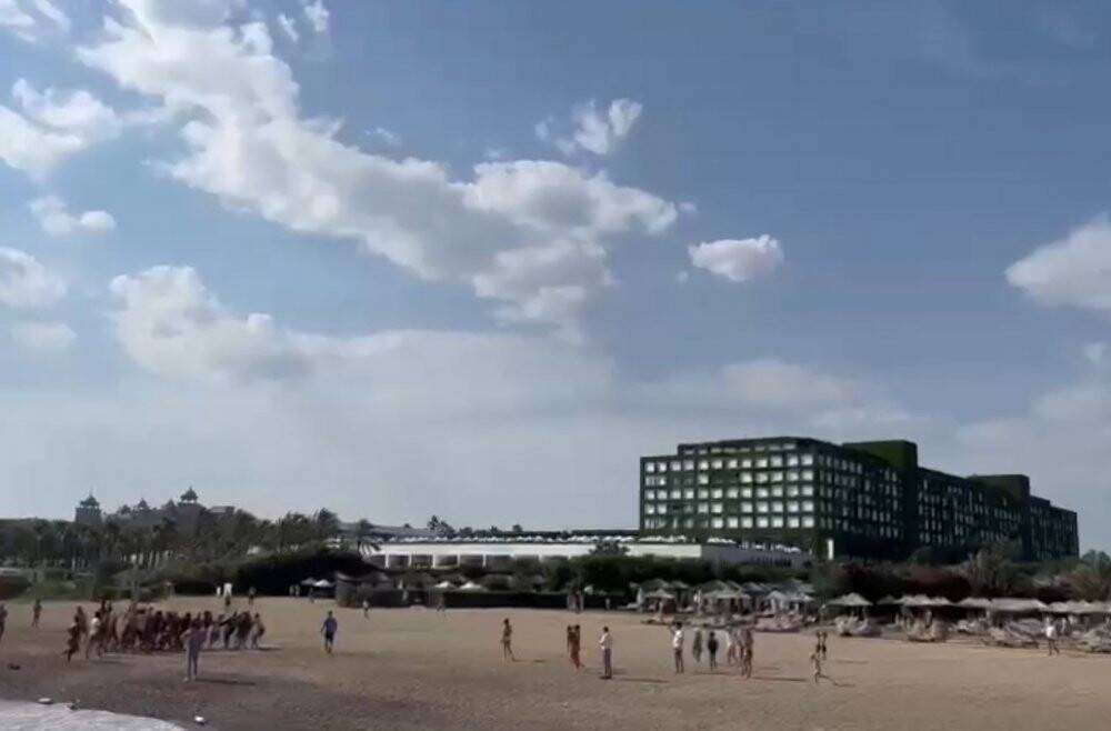 Deniz paraşütüne binen anne ve 2 çocuğu havada askıda kaldı