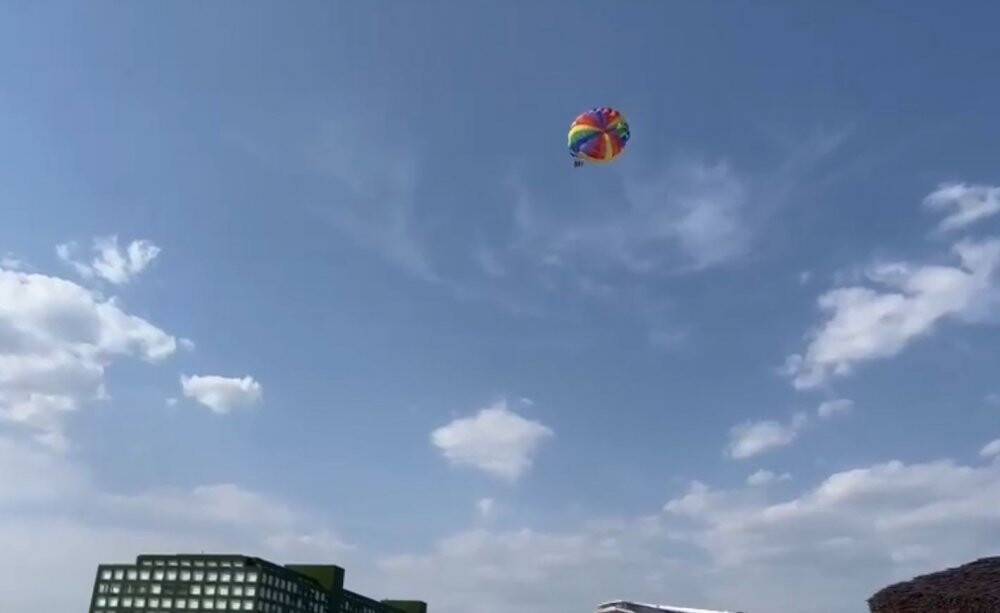 Deniz paraşütüne binen anne ve 2 çocuğu havada askıda kaldı