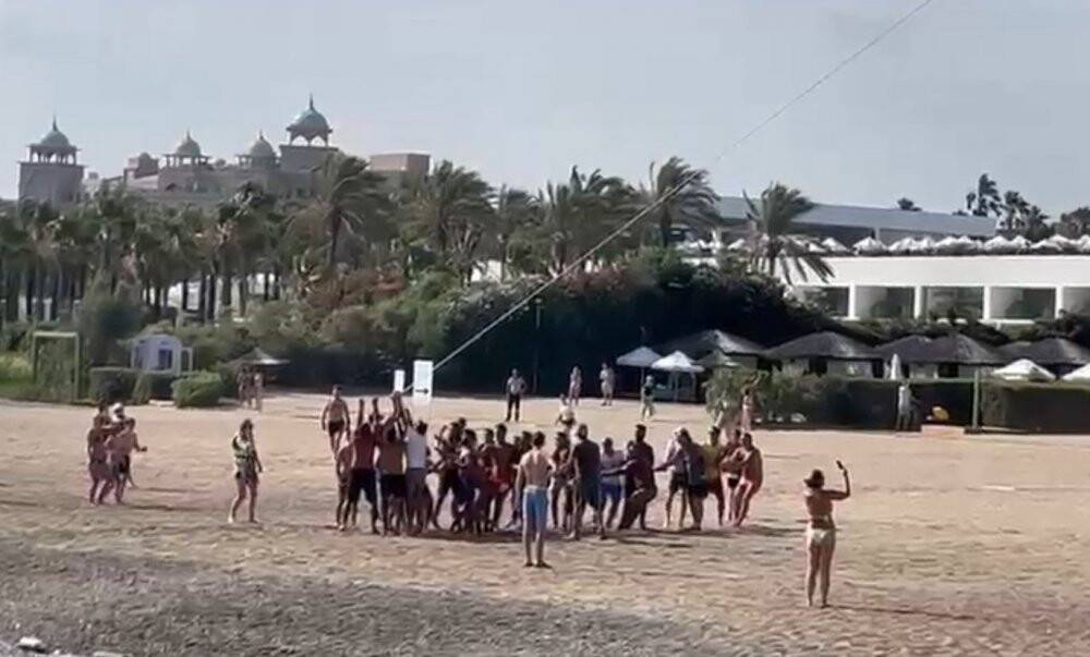 Deniz paraşütüne binen anne ve 2 çocuğu havada askıda kaldı