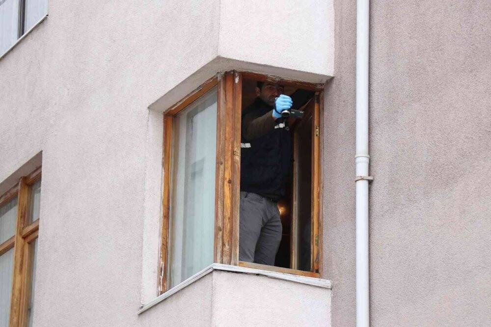 Evinin penceresinden beton zemine düştü