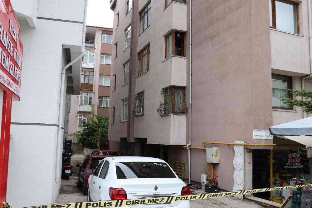 Evinin penceresinden beton zemine düştü