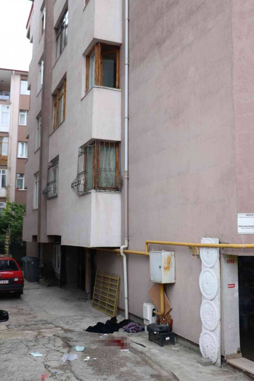 Evinin penceresinden beton zemine düştü