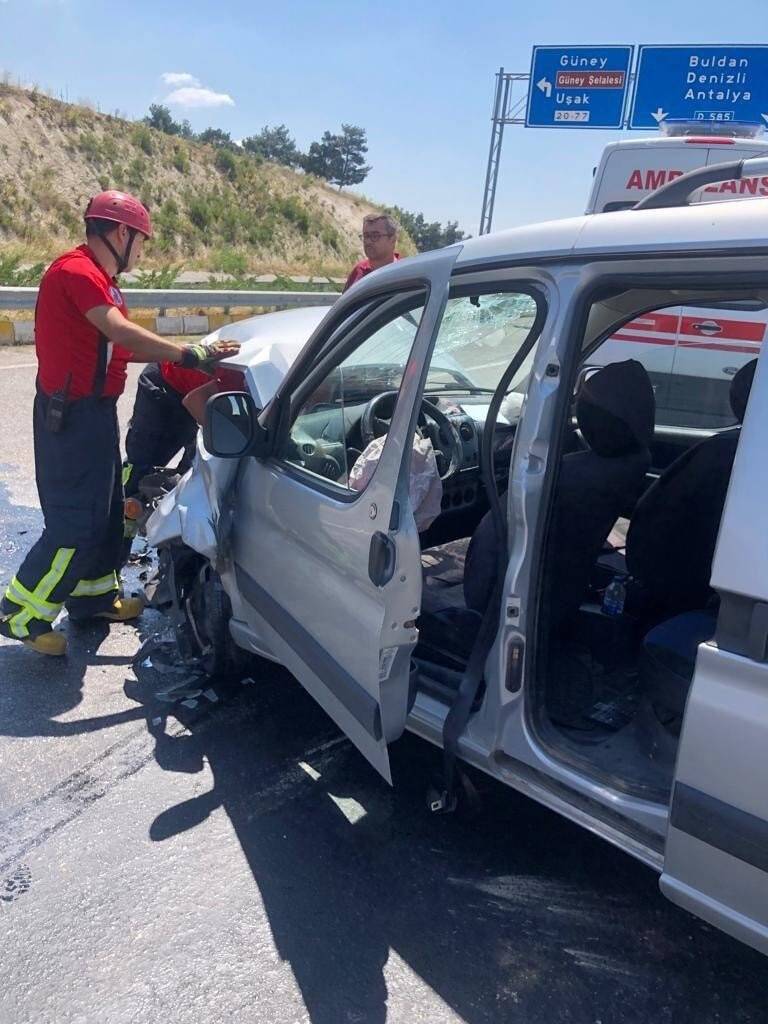 Otomobil tıra arkadan çarptı: 2 yaralı