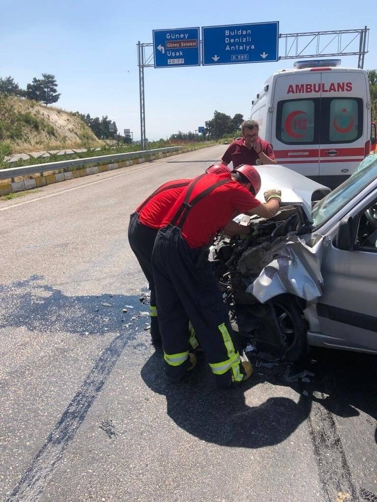 Otomobil tıra arkadan çarptı: 2 yaralı