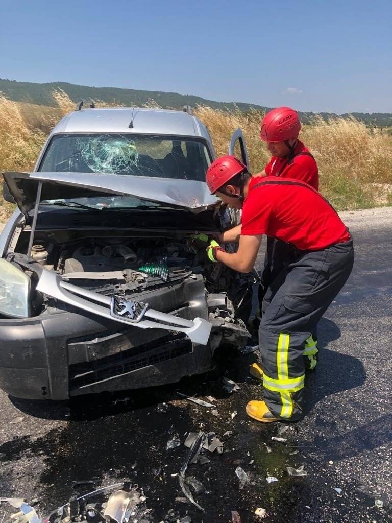 Otomobil tıra arkadan çarptı: 2 yaralı