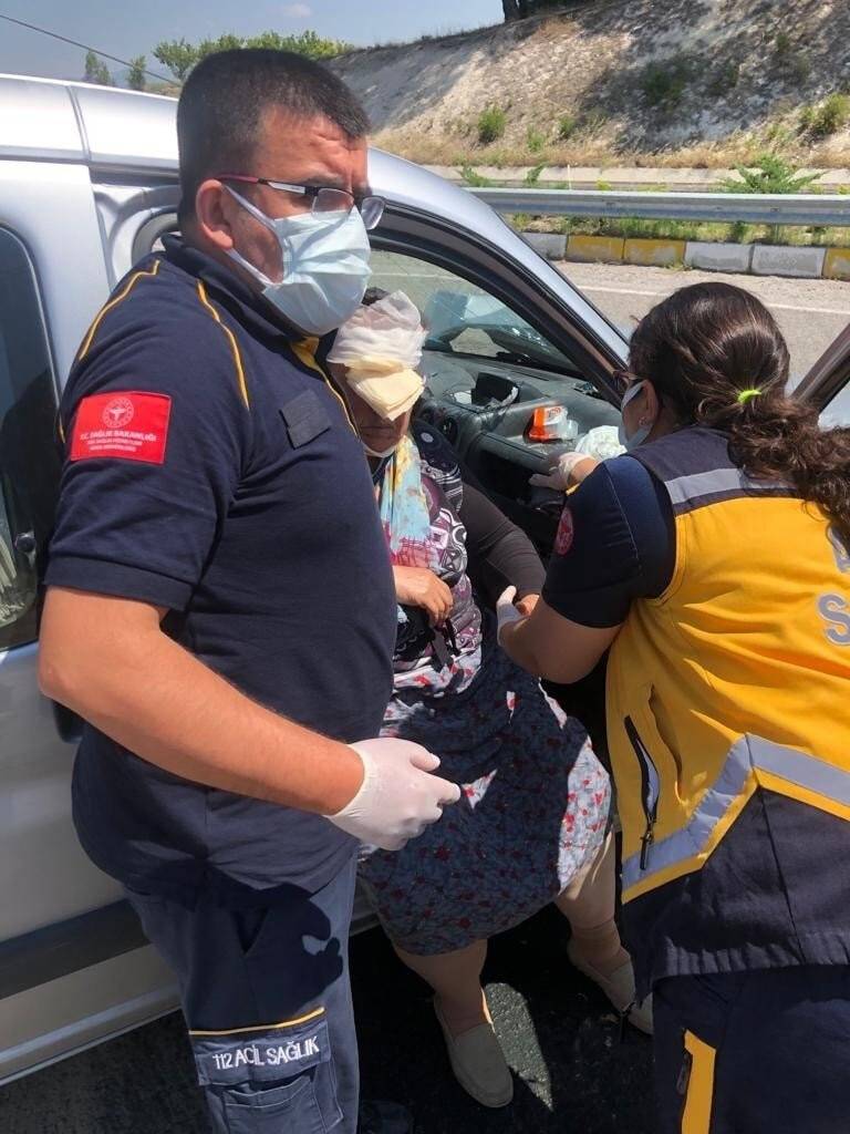 Otomobil tıra arkadan çarptı: 2 yaralı