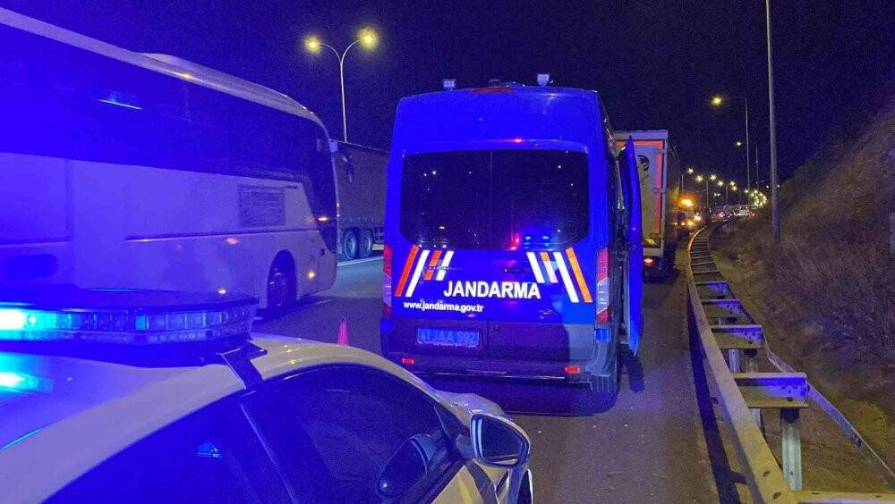 TEM’de kamyonet ile hafif ticari araç çarpıştı: 7 yaralı