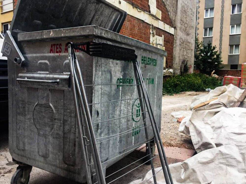 Çöp konteyneri kenarları adeta bit pazarı