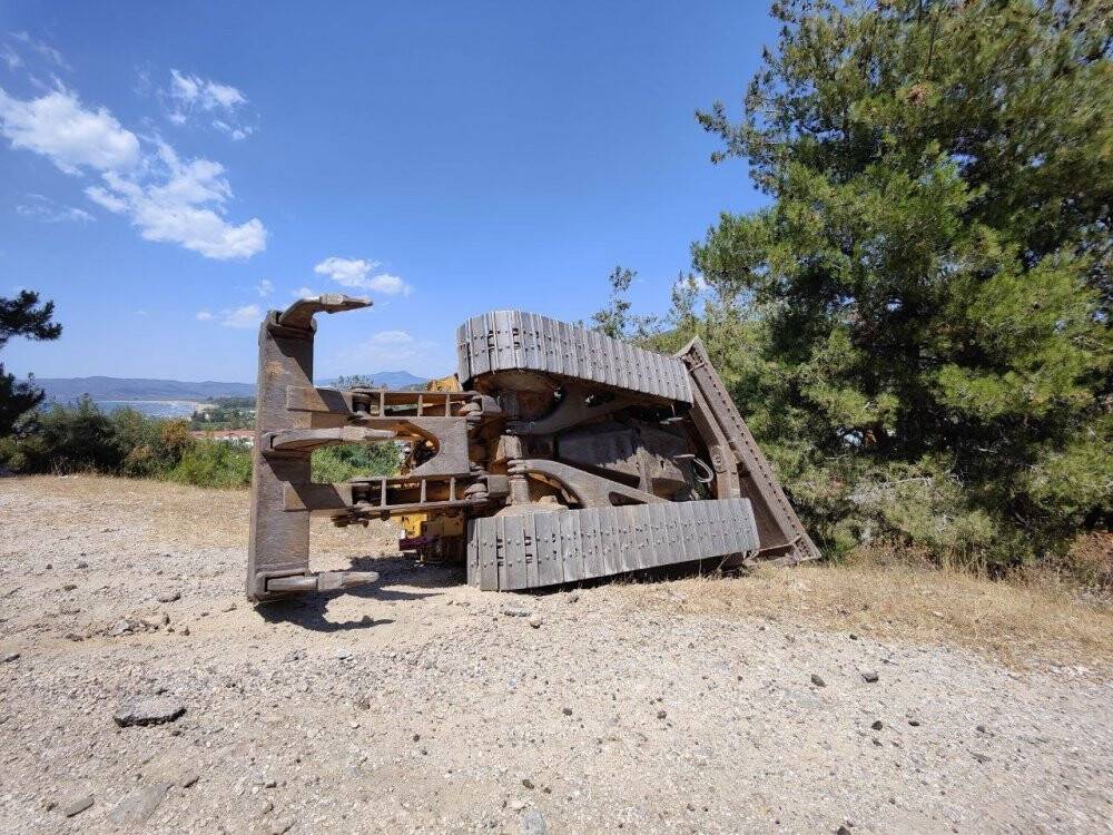 Dev dozer tırın üstünden yola savrulup, devrildi