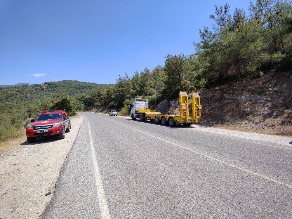 Dev dozer tırın üstünden yola savrulup, devrildi