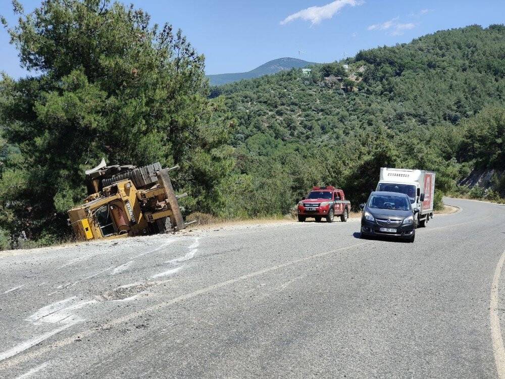 Dev dozer tırın üstünden yola savrulup, devrildi