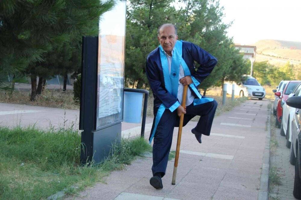 Eğitim engel tanımıyor, 60 yaşında mezun oldu