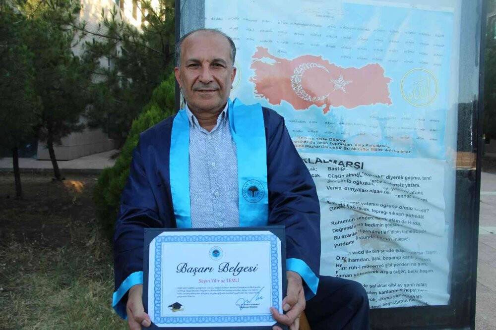 Eğitim engel tanımıyor, 60 yaşında mezun oldu