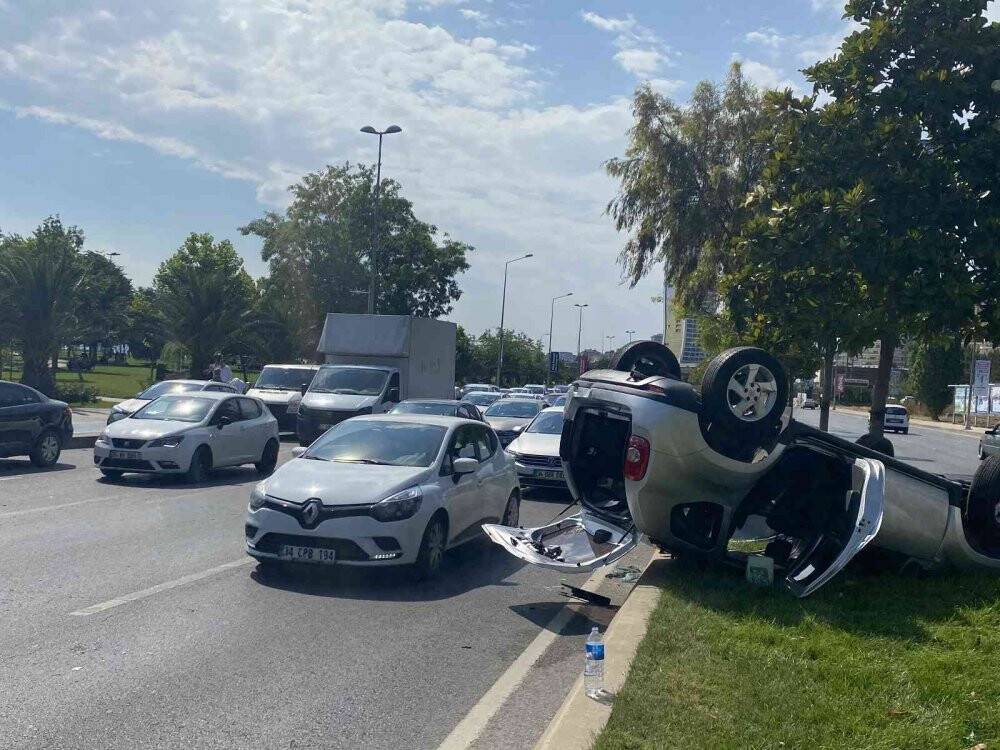 Kartal’da kontrolden çıkan otomobil takla attı: 4 yaralı