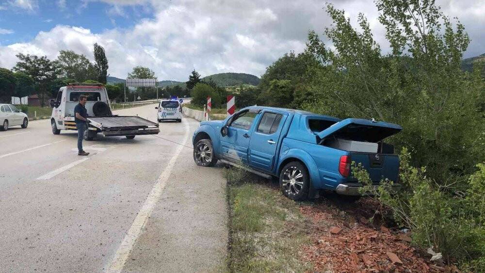 Lastiği patlayan pikap yol kenarına devrildi: 3 yaralı