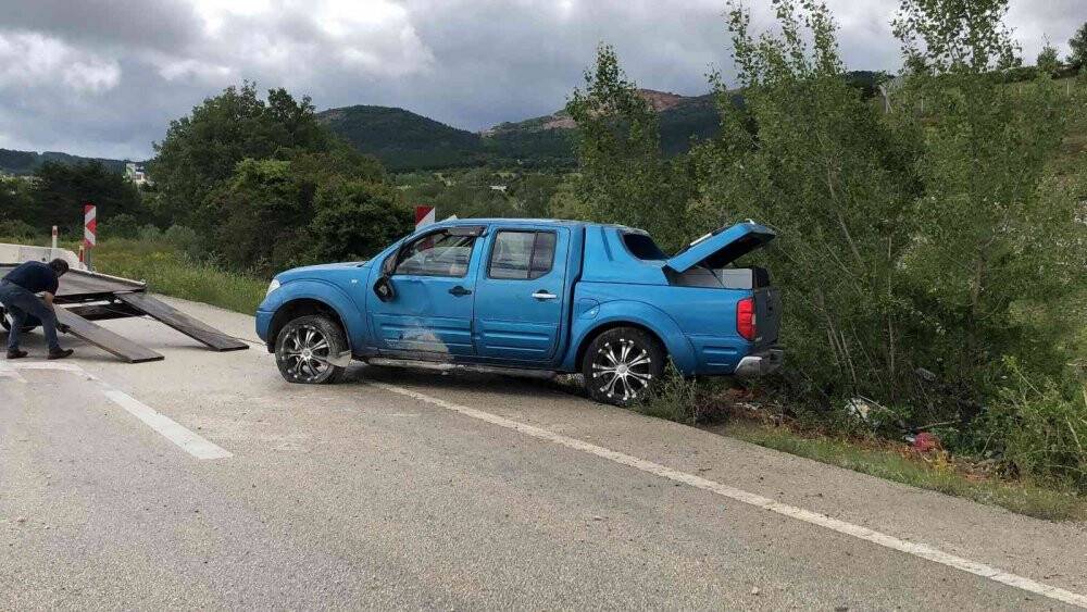 Lastiği patlayan pikap yol kenarına devrildi: 3 yaralı