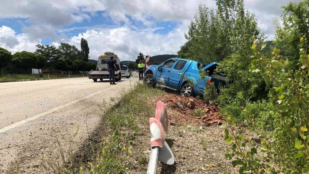 Lastiği patlayan pikap yol kenarına devrildi: 3 yaralı
